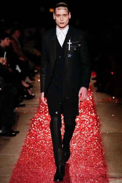 Look 16